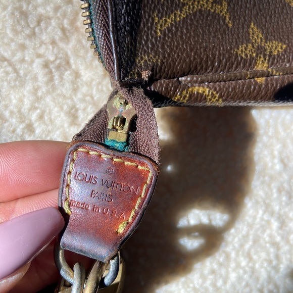 Vintage Authentic Louis Vuitton Pouchette (2001) - Picture 9 of 12